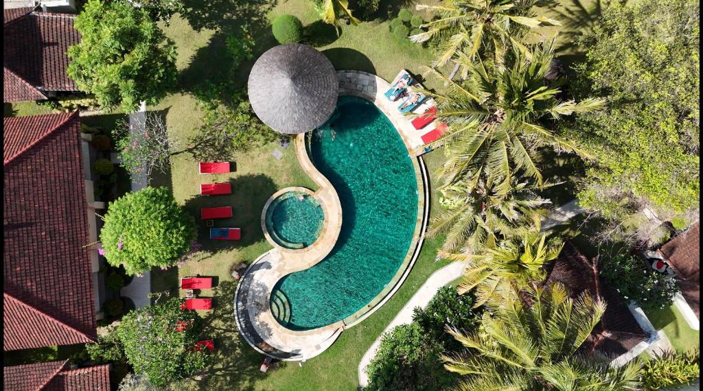 龙目岛库塔Puri Rinjani Bungalows & Hostel的享有度假村游泳池的顶部景致
