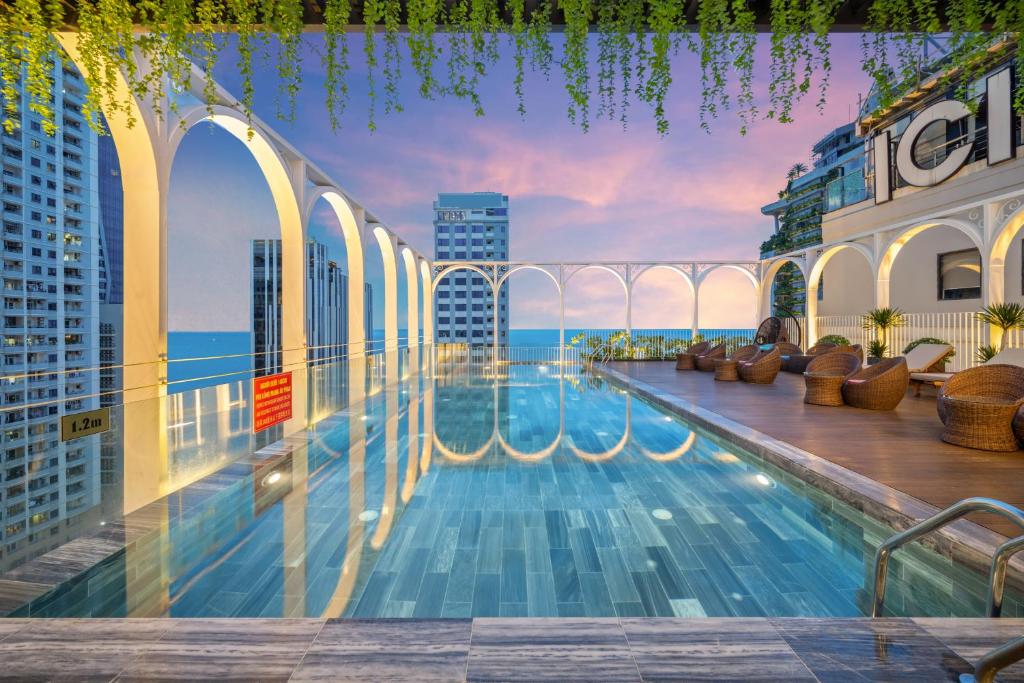 岘港Golden Lotus Luxury Hotel Danang的一座城市建筑屋顶上的游泳池