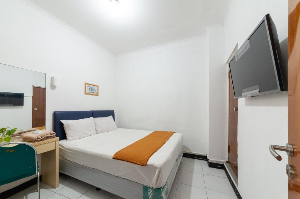 BantarkamangHouse of M Bogor Mitra RedDoorz的一间小卧室,配有一张床和一台平面电视