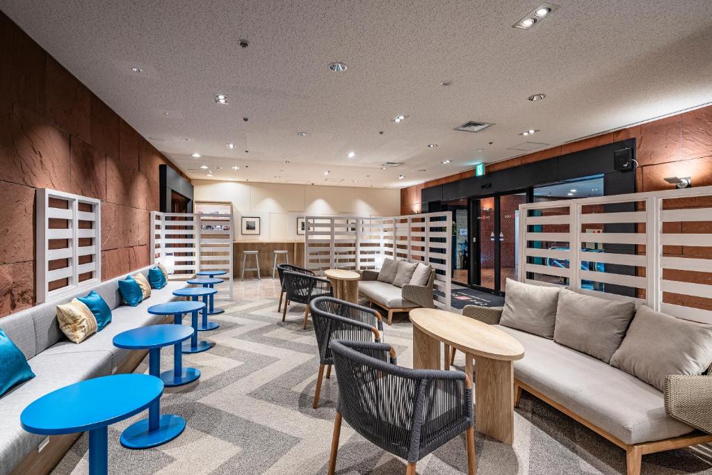 神户the b kobe的带沙发和桌椅的图书馆