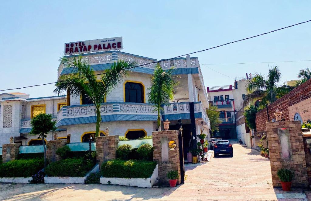珀勒德布尔Hotel Pratap Palace的一座标有酒店标志的建筑
