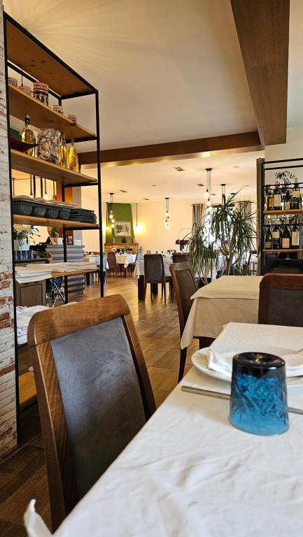 迪夫亚卡Green Park Divjakë的一间带桌椅的餐厅和一间用餐室