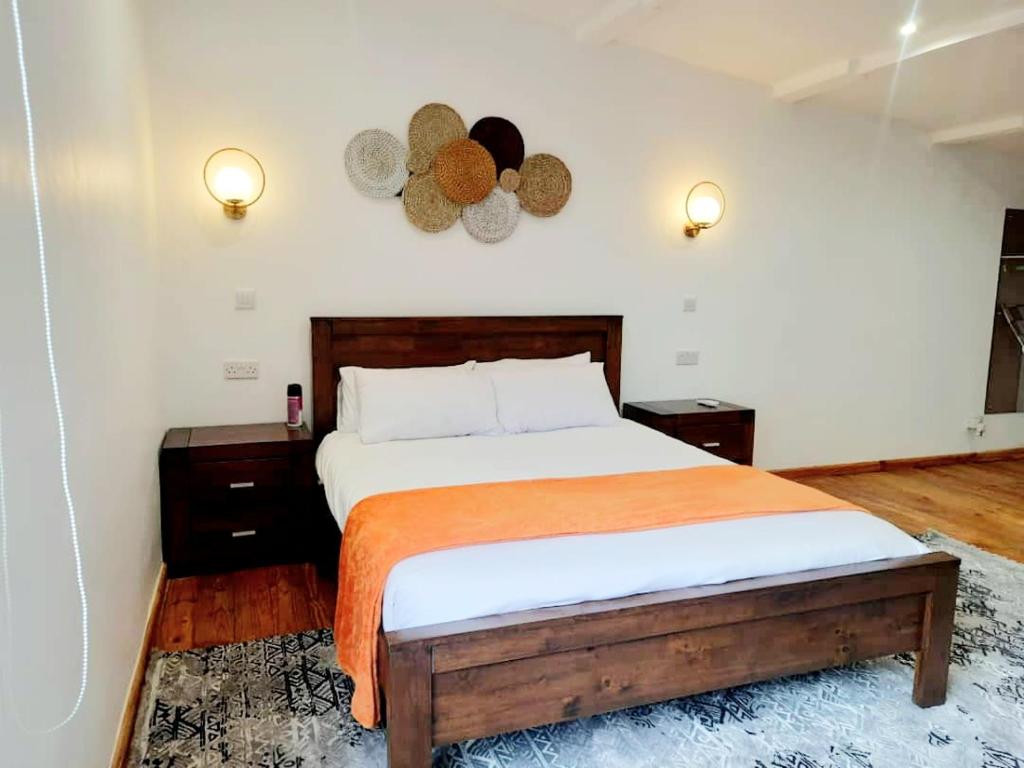 布兰太尔Instahomes by Tru - Mt Pleasant Apartments的一间卧室设有一张大床和两个床头柜