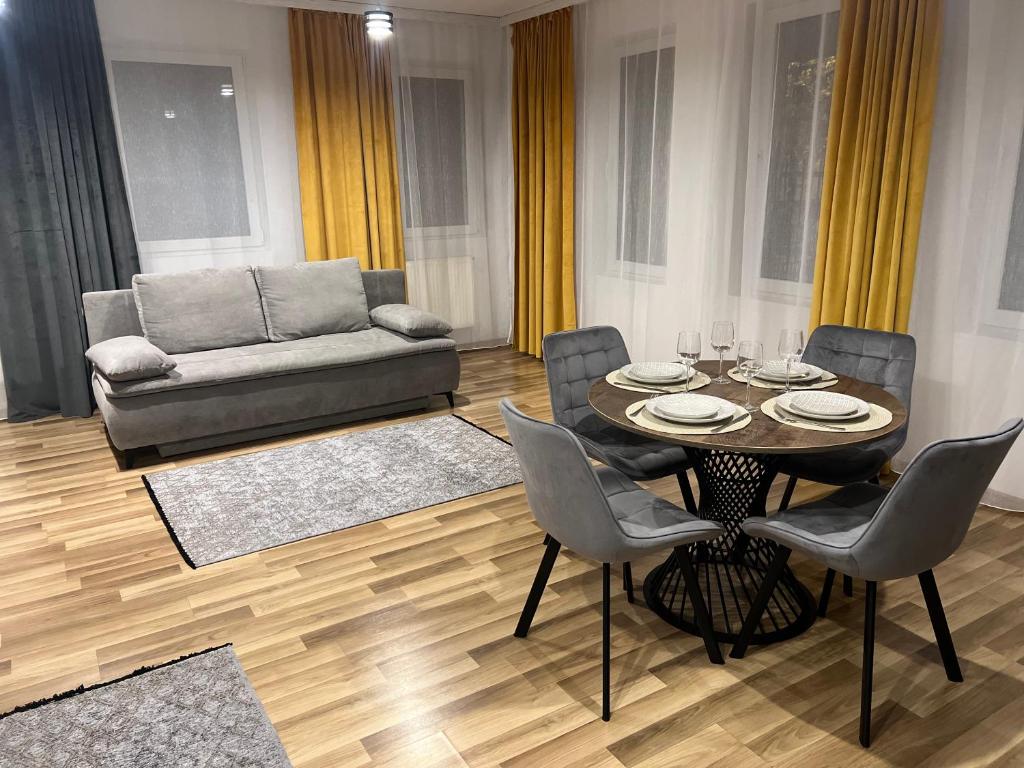 锡比乌Helix Apartaments的客厅配有桌椅和沙发