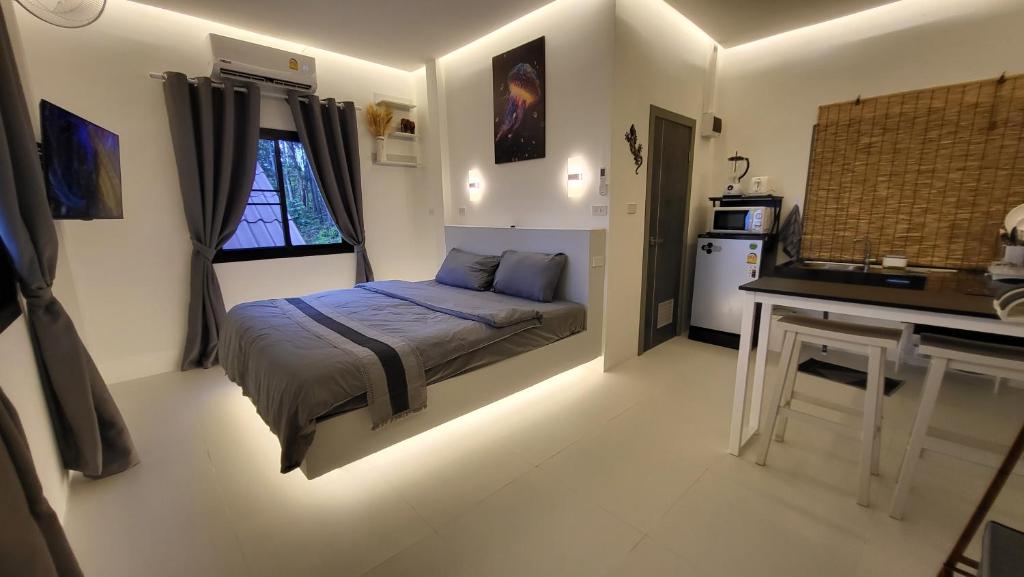 帕干岛Moonway Bungalows的一间小卧室,配有一张床和一张书桌