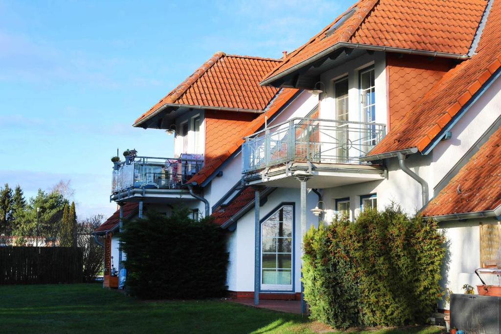 卡尔斯哈根Fewo Peeneblick 5_LIND的白色房子,有橙色屋顶