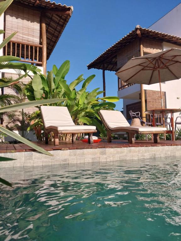 巴拉格兰德Casa Paula的一个带游泳池、椅子和遮阳伞的度假村