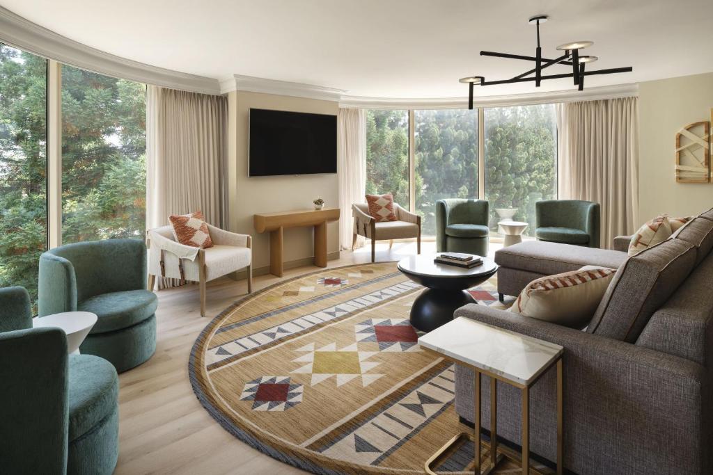圣拉蒙圣拉蒙万豪酒店的客厅配有沙发、椅子和电视