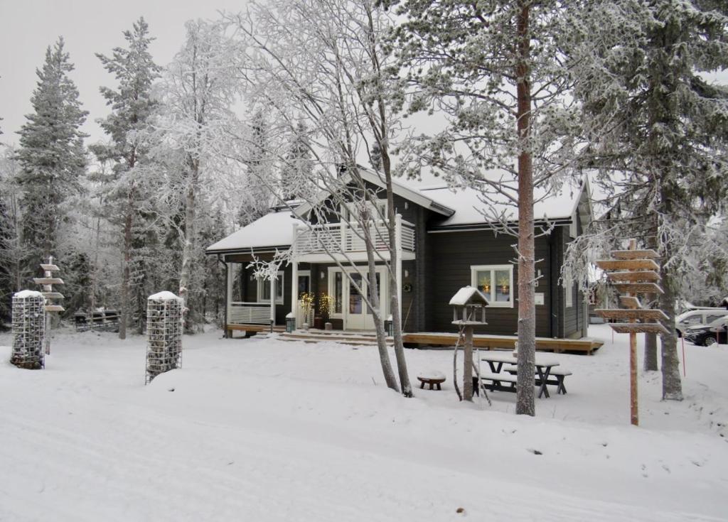 阿卡斯洛姆波罗B&B Adventures的雪地小屋,有雪地覆盖的院子