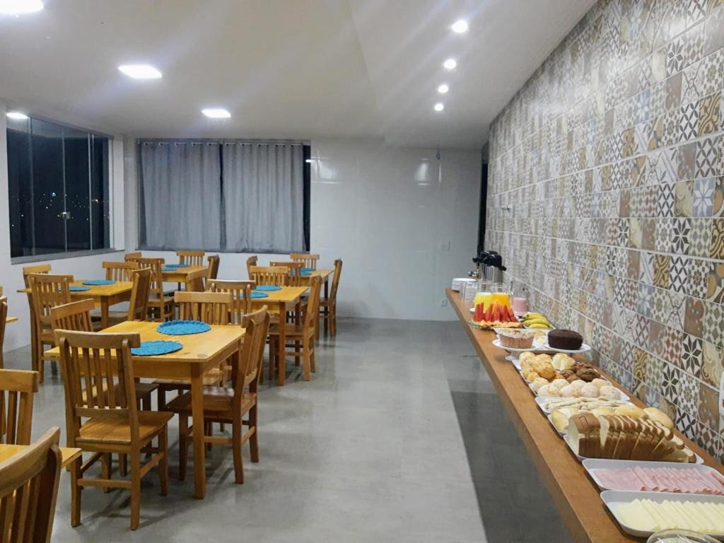 卡皮托利乌Pousada Vale do Sol Capitólio的用餐室配有木桌和椅子