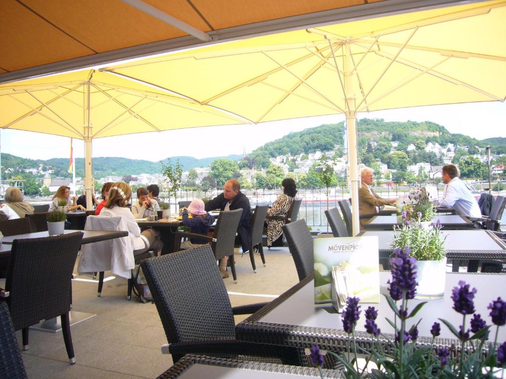 雷马根APTE莱茵酒店的一群坐在餐厅桌子上的人