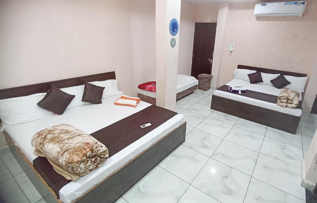 乌贾因Hotel Shri Krishna Palace的一间卧室,配有两张床