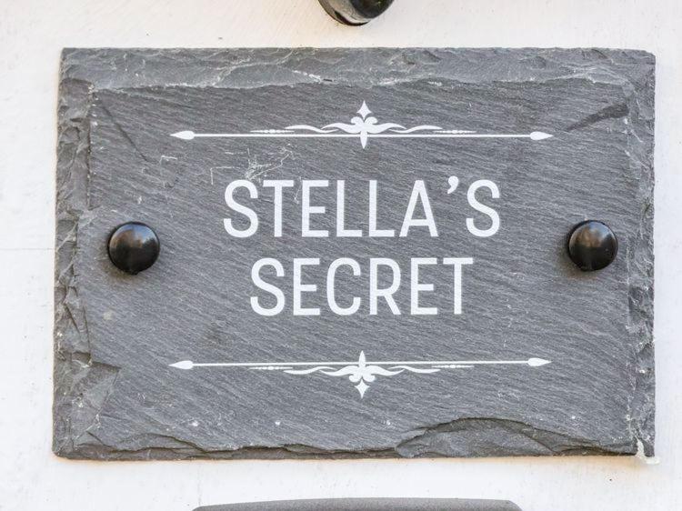 布里德灵顿Stella’s secret的墙上有塞贝利亚斯秘密的标志