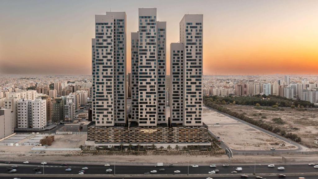 科威特Grand Hyatt Kuwait Residences的城市中一群高大的建筑