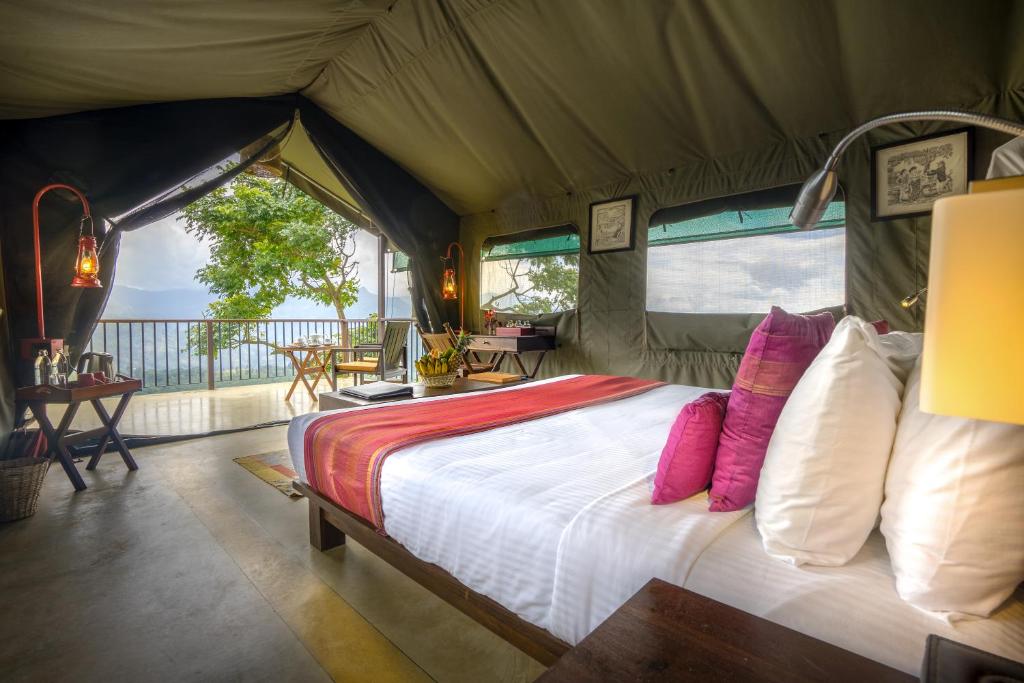 康提玛杜可茶园生态旅馆的帐篷内一间卧室,配有一张床