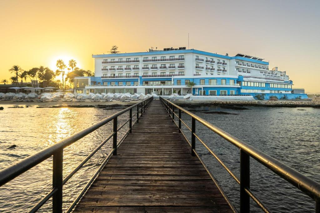 法马古斯塔Arkin Palm Beach Hotel的水边码头上的酒店