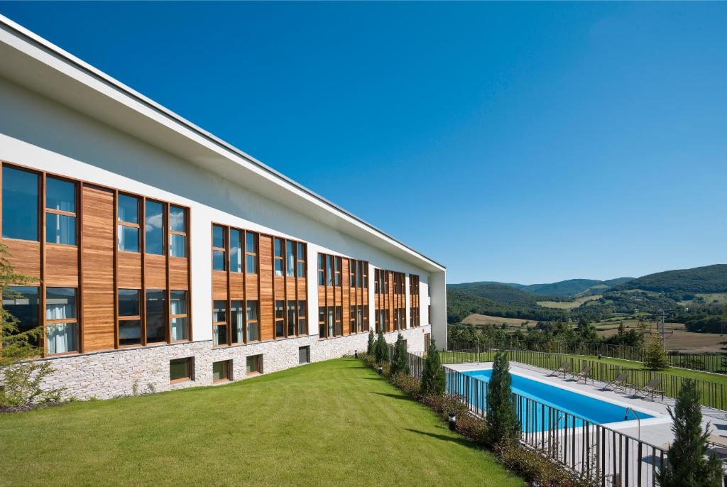 乌里佐拉-加兰讷米拉多德乌扎玛水疗酒店的享有带游泳池的大楼的外部景致