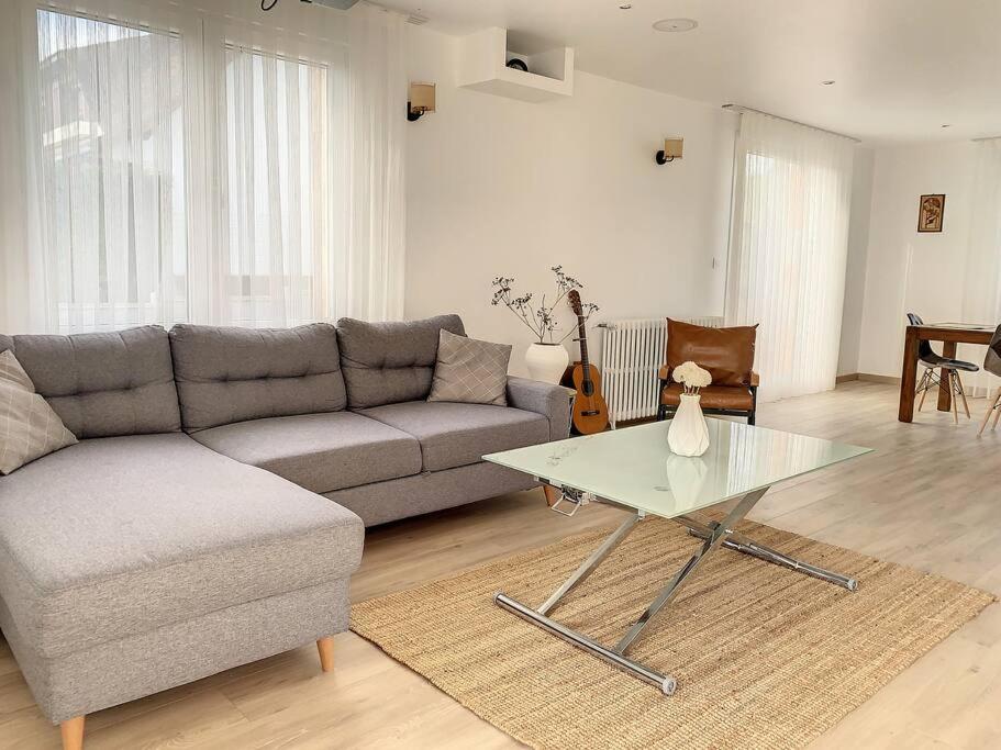 Le MeuxL'Ulmeusienne contemporaine的客厅配有沙发和桌子