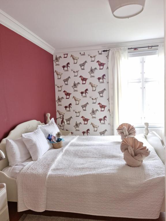 JörnHerrgård的卧室配有白色床和 ⁇ 蝠墙