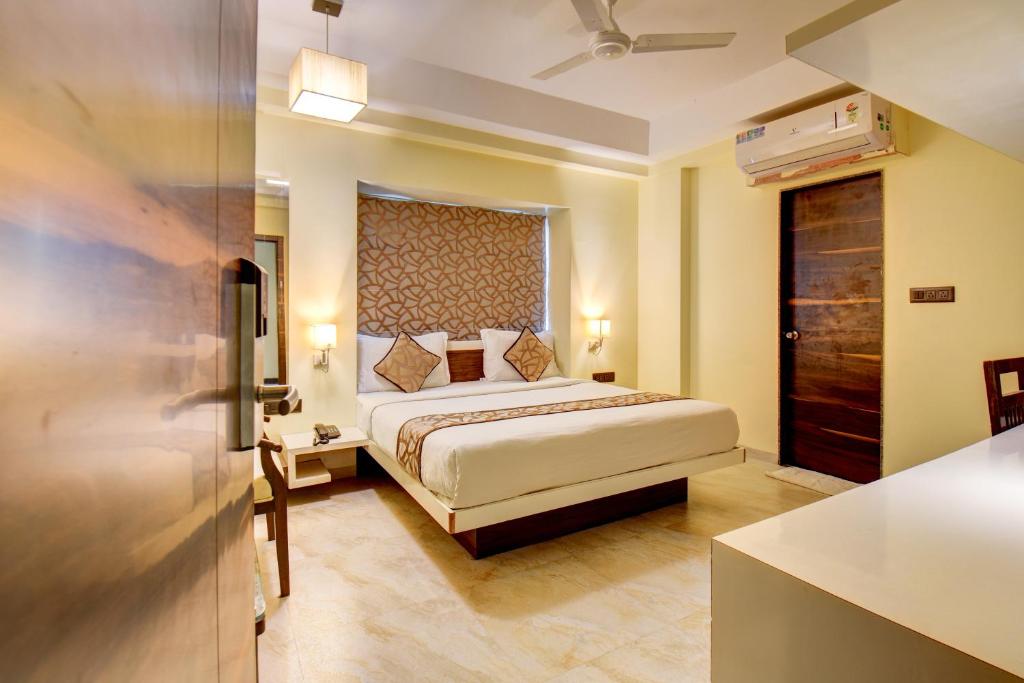 奥兰加巴德Hotel Deepali Executive的酒店客房带一张床和一个厨房