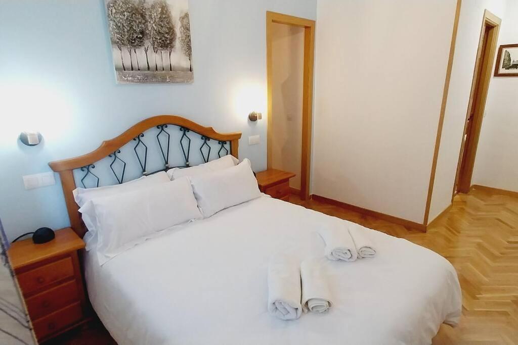 曼萨纳雷斯-埃尔雷亚尔Manzanares Getaway的卧室配有白色的床铺和白色的枕头