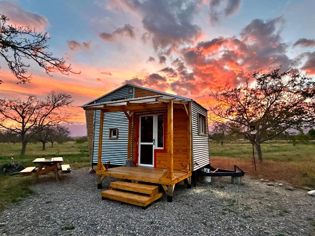 Los ÁrbolesNamakai.tinyhouse, minimalism in a magic place的小屋设有野餐桌,享有日落美景。
