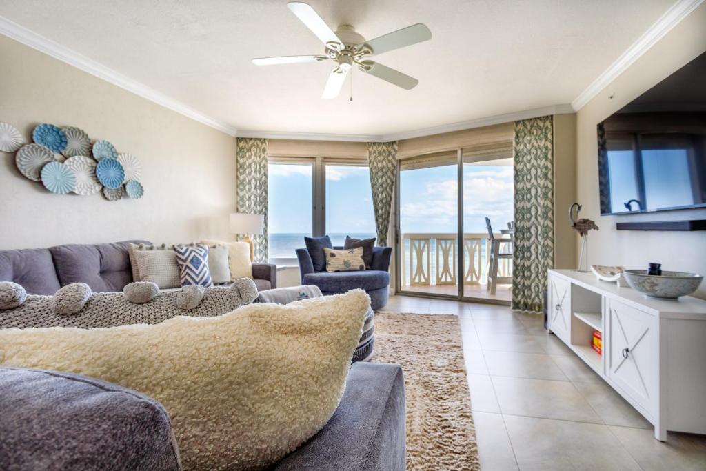 奥蒙德海滩Paloma Penthouse的带沙发和电视的客厅