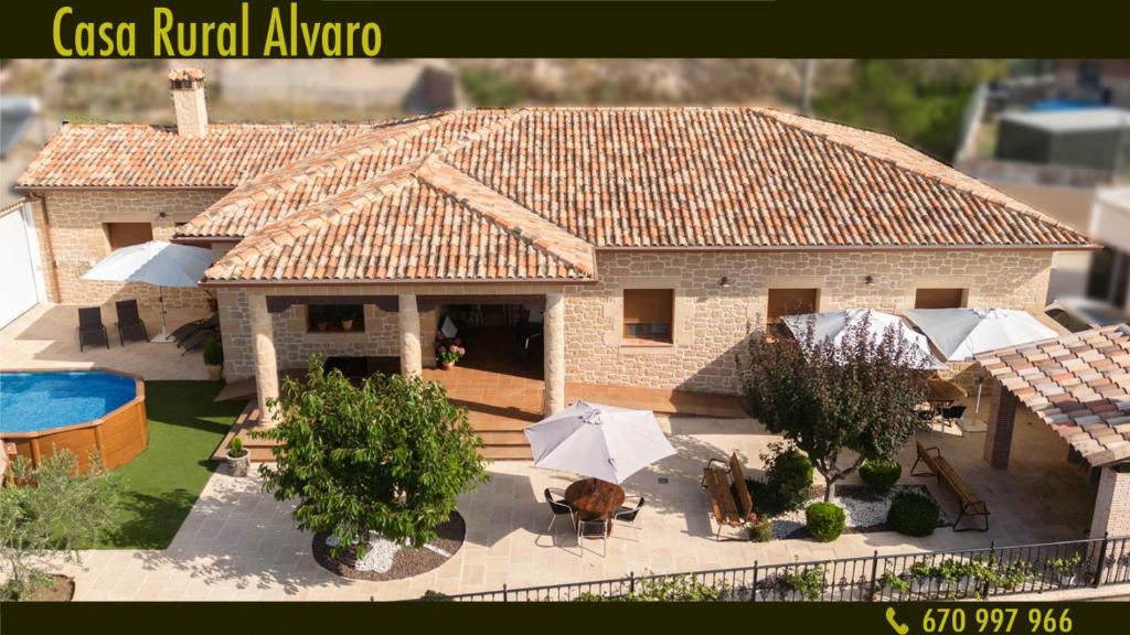 阿尔瓦雷斯Casa Rural Alvaro的屋顶房屋的模型