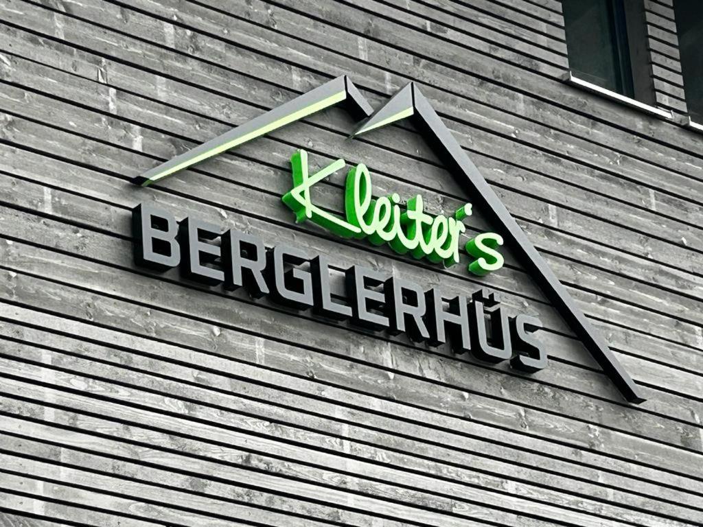 布莱夏Kleiter´s BERGLERGHÜS的建筑物一侧的标志