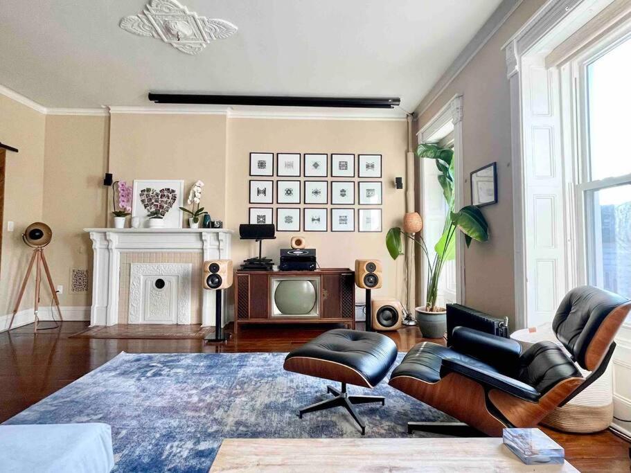 布鲁克林Relaxing & cozy SPA. apt in Brooklyn mins to MHTN的客厅配有电视、沙发和椅子