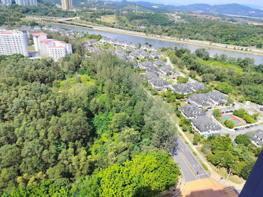 普特拉贾亚Lakeview 3 Bedroom Apartment in Presint 18 Putrajaya的享有河旁停车场的空中景致