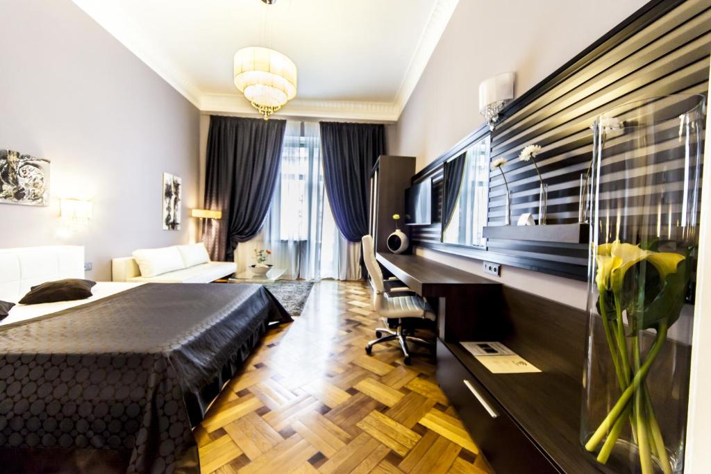 克卢日-纳波卡马太科尔温豪华公寓的配有一张床和一张书桌的酒店客房