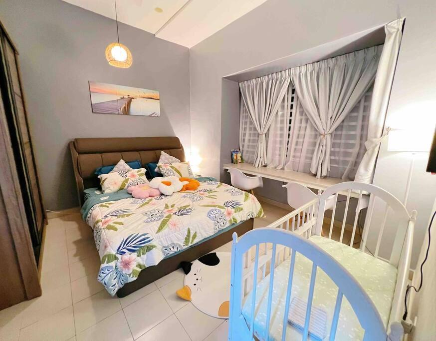 甘文丁THE BLUE HOUSE的儿童卧室配有一张床和一张婴儿床