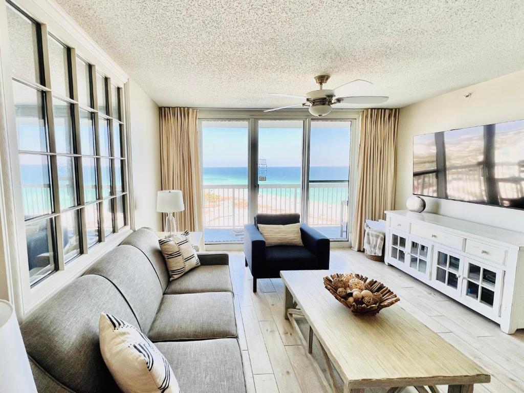德斯坦Beachfront Retreat- "The Getaway"的客厅配有沙发和桌子