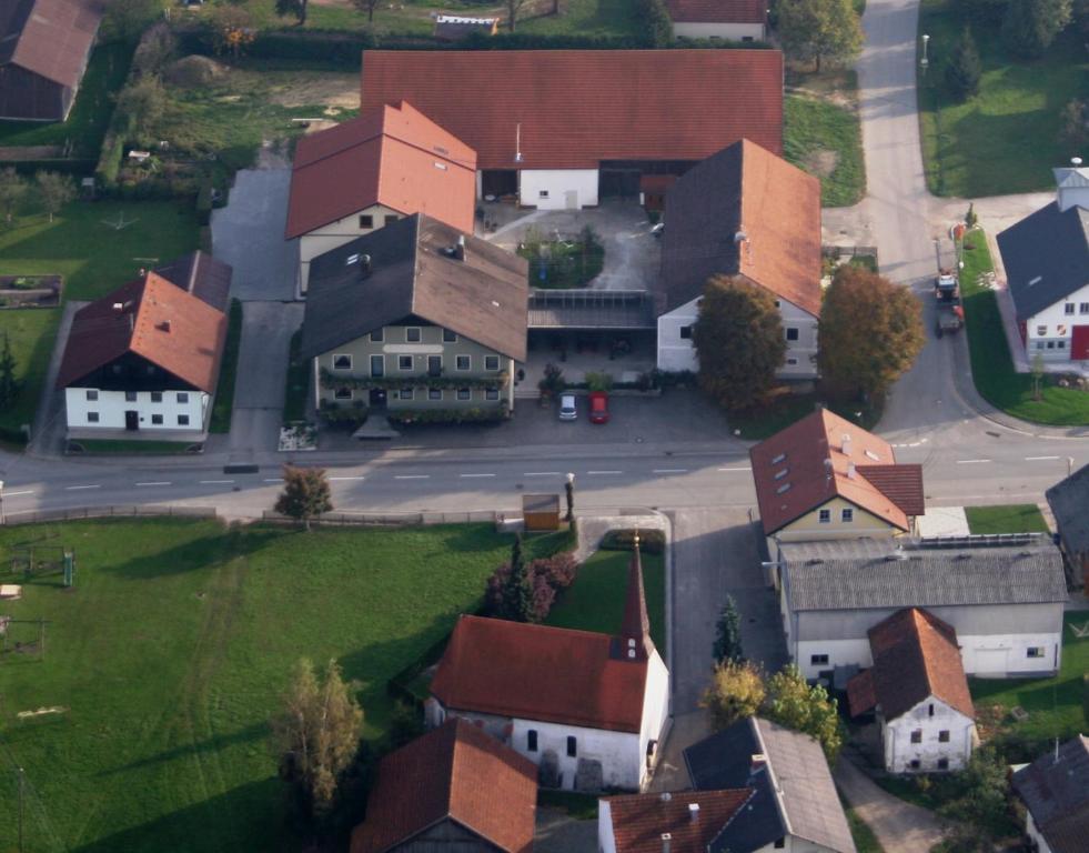 OsternachOsternacherhof的享有小镇空中景观,拥有建筑