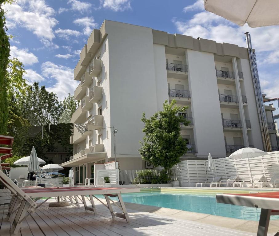 里米尼德尔帕可别墅酒店的大楼前设有游泳池的酒店