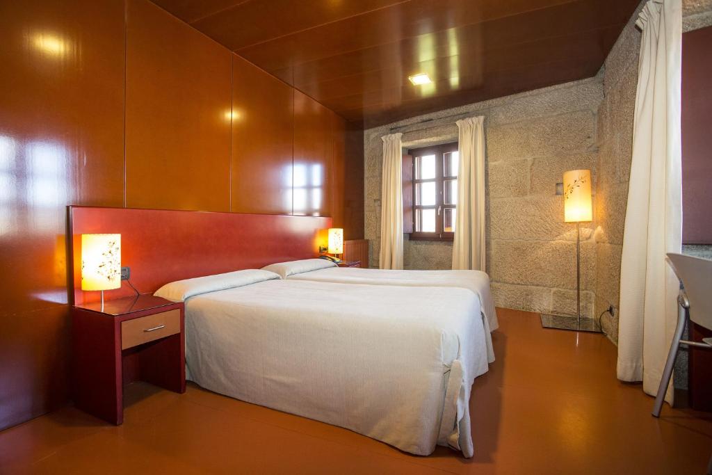 阿拉力兹Casa Rural Torre Lombarda的卧室设有一张白色大床和一扇窗户。