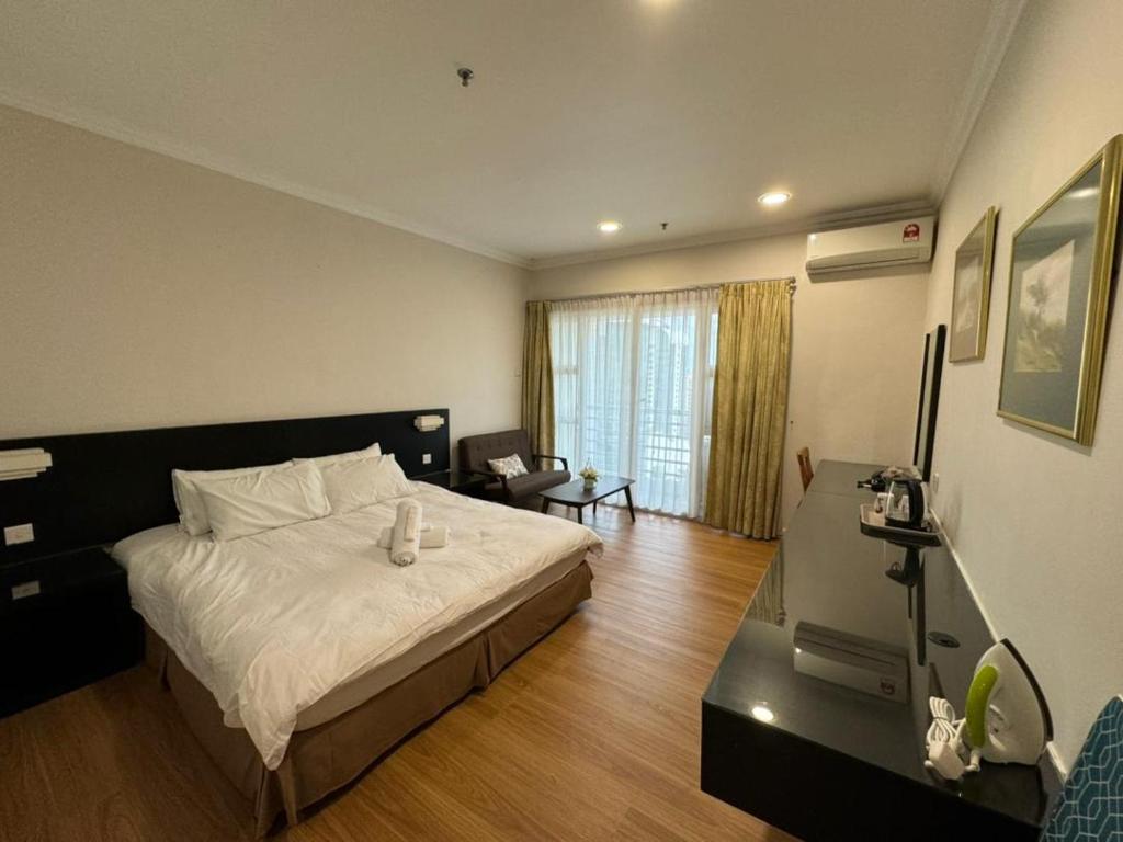 古晋Private Hotel Serviced Apartment MyHome Getway StayInn的一间卧室设有一张床和一间客厅。