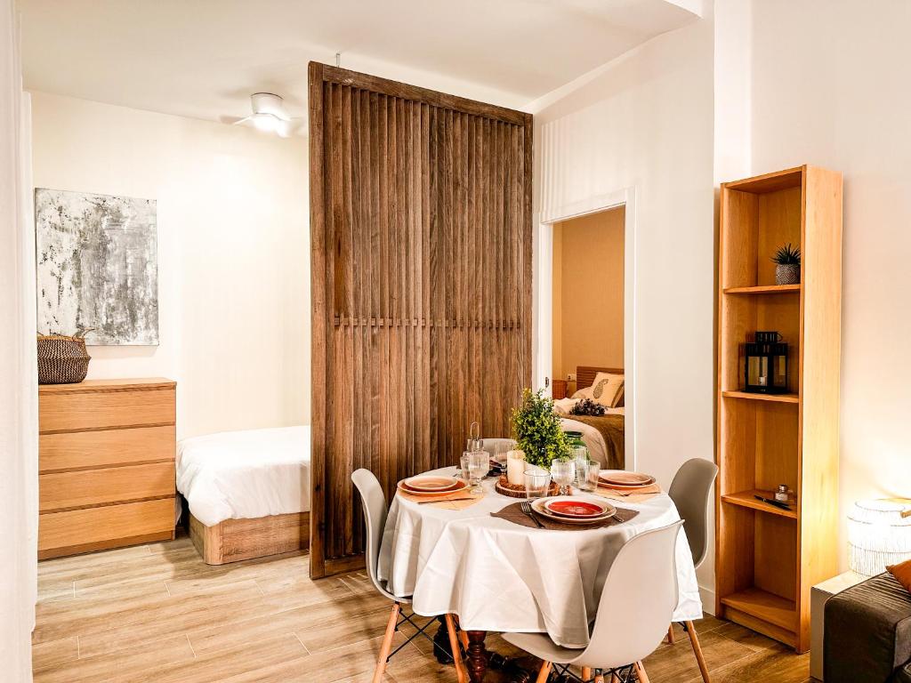 布尔哈索特apartamento muy próximo a Valencia的一间带桌子的用餐室和一间卧室