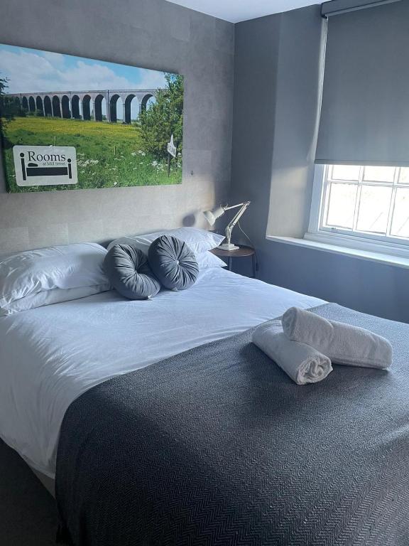奥克姆The Angler, Oakham的一间卧室配有一张带两个枕头的床