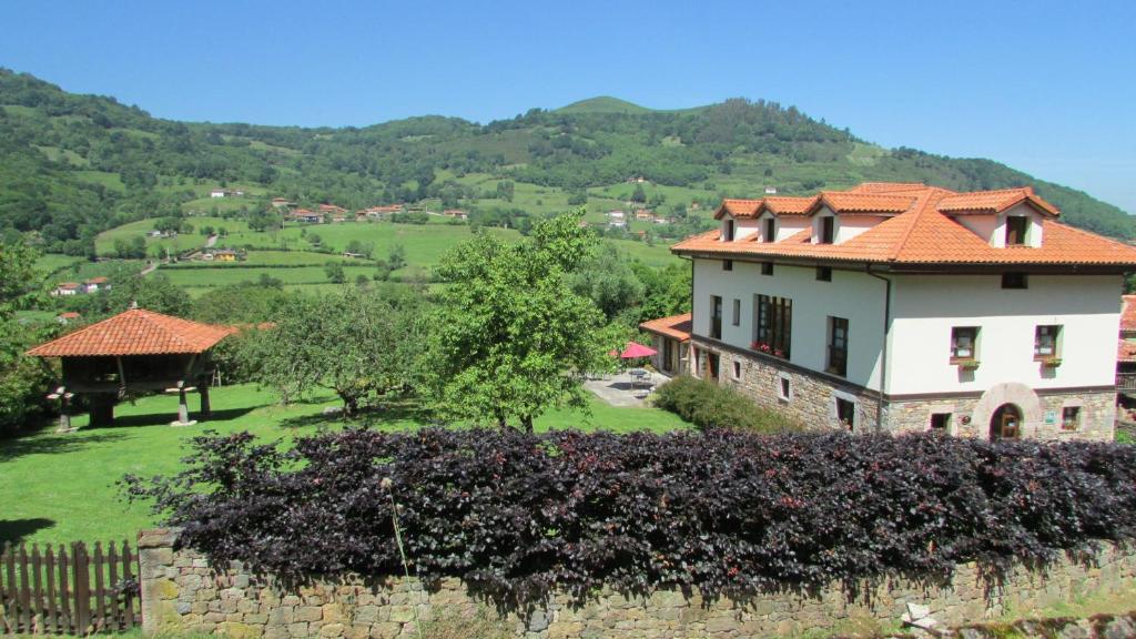 San Esteban韦加乡村之家酒店的山坡上一座带橙色屋顶的房子