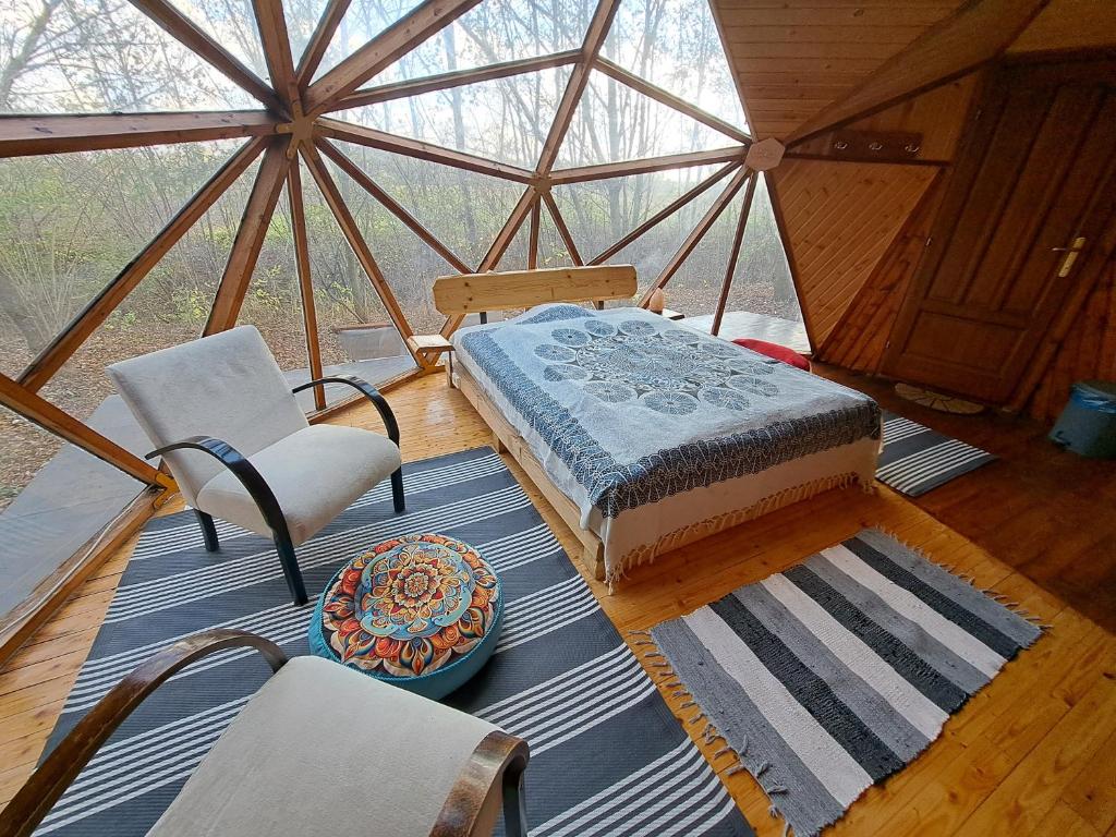 德布勒森Lélek Lak Dome的帐篷内带一张床和椅子的房间