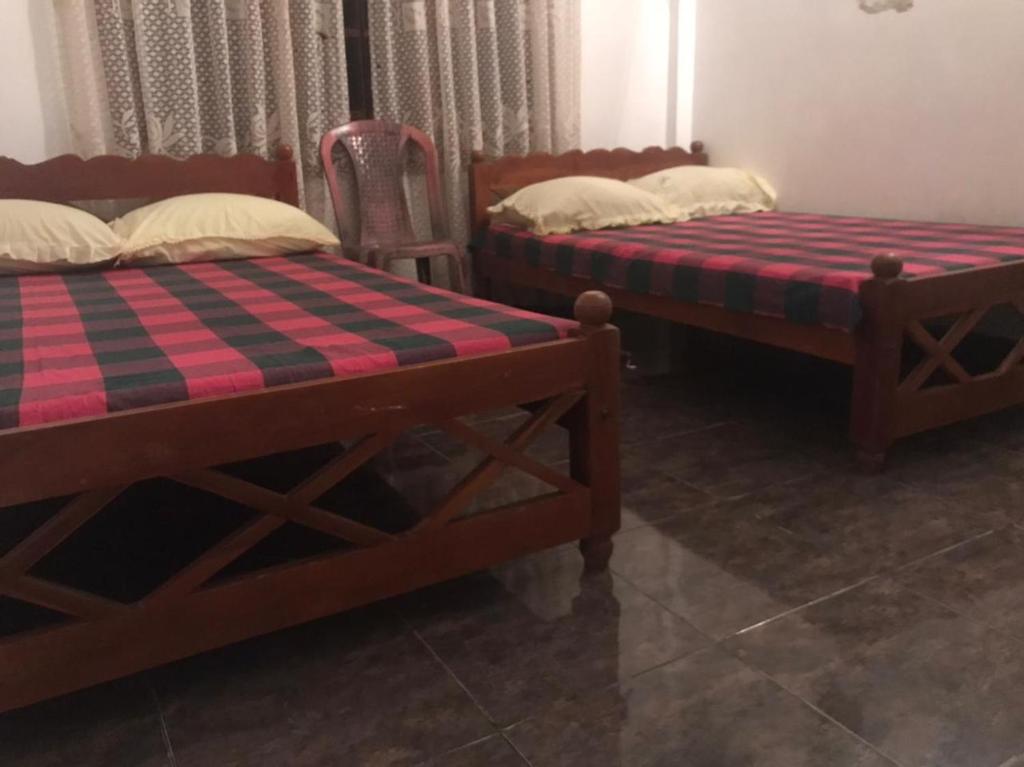 卡特勒格默Karavita Rest的两张睡床彼此相邻,位于一个房间里