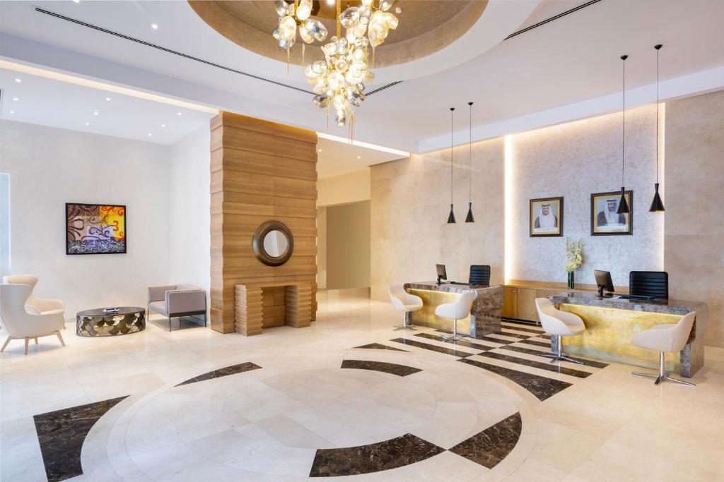多哈Marriott Executive Apartments City Center Doha的大堂设有前台和椅子