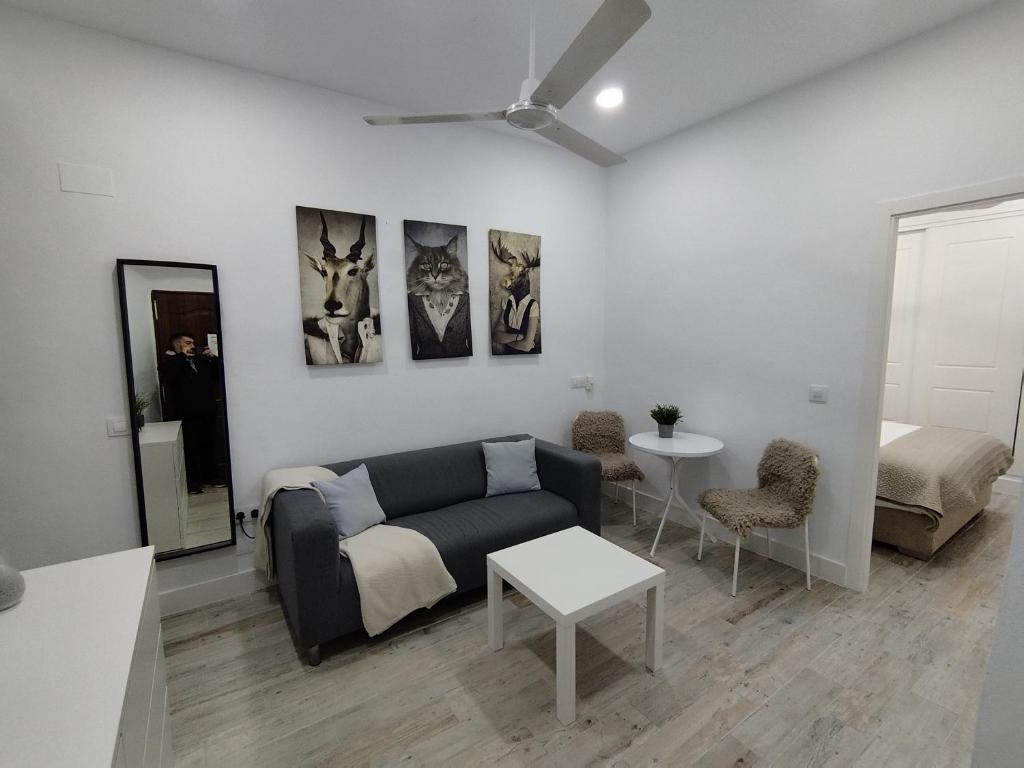阿尔科斯-德拉弗龙特拉Apartamento Santa María的客厅配有沙发和桌子