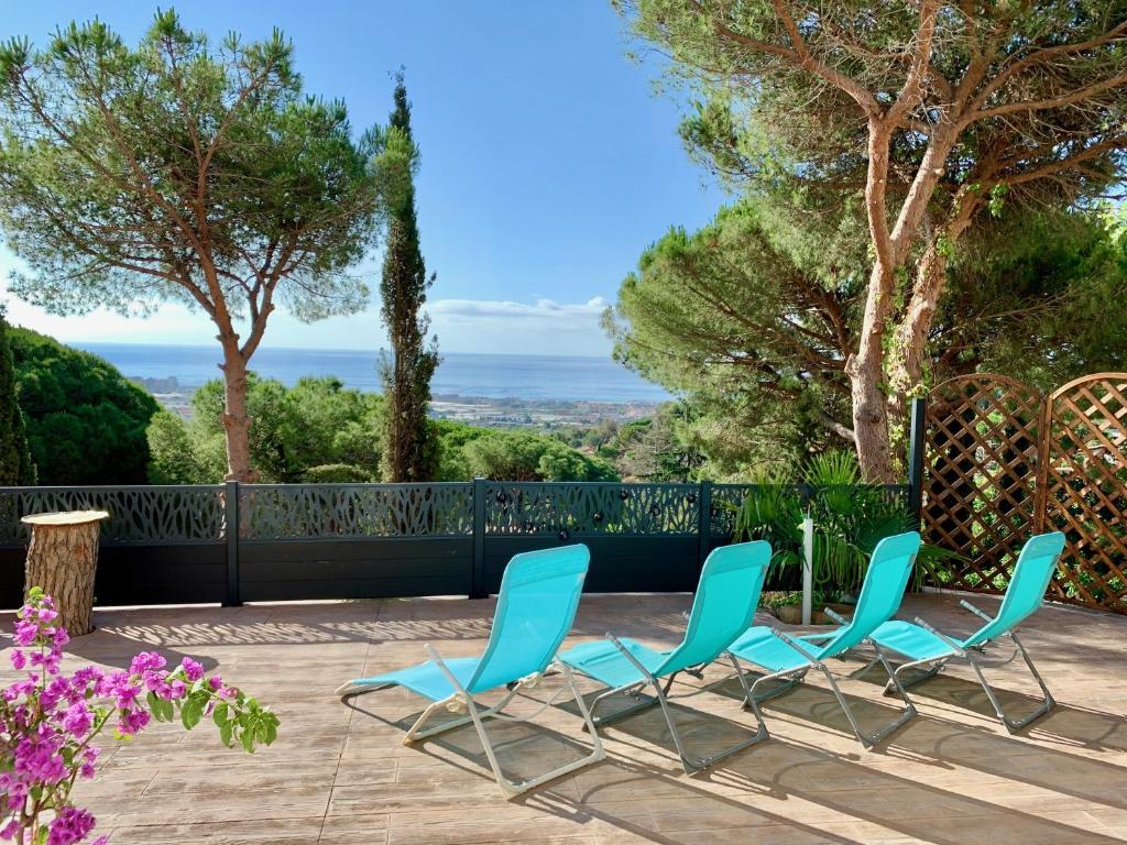 Premia de DaltLes Terrasses de la Cisa, 20kms de BCN的庭院里设有两把蓝色的椅子和一张桌子