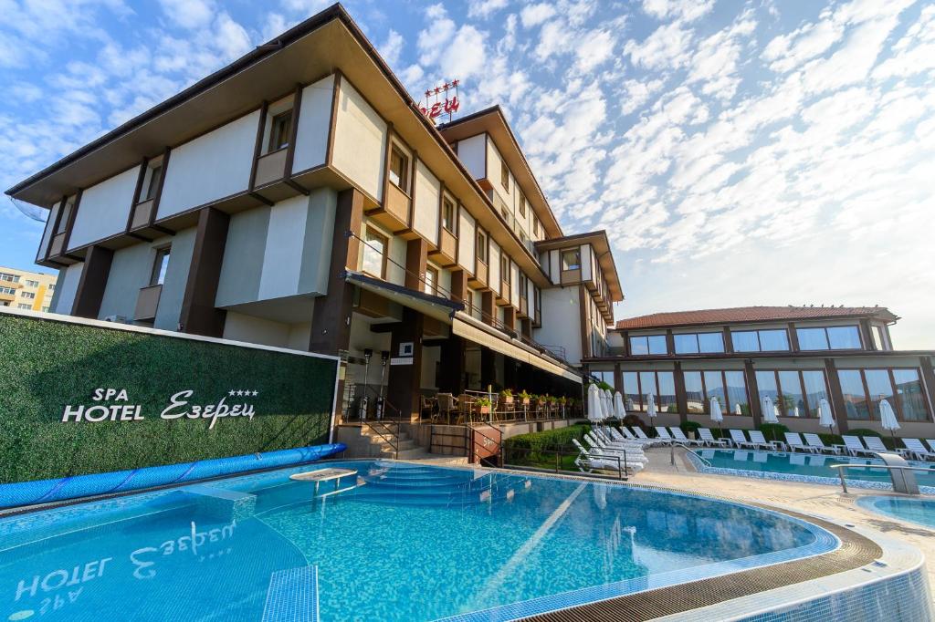 布拉戈耶夫格勒Spa Hotel Ezeretz Blagoevgrad的大楼前设有游泳池的酒店