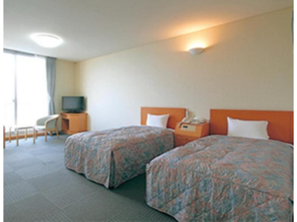 下关Kaikyo View SHIMONOSEKI - Vacation STAY 15380v的酒店客房设有两张床和电视。