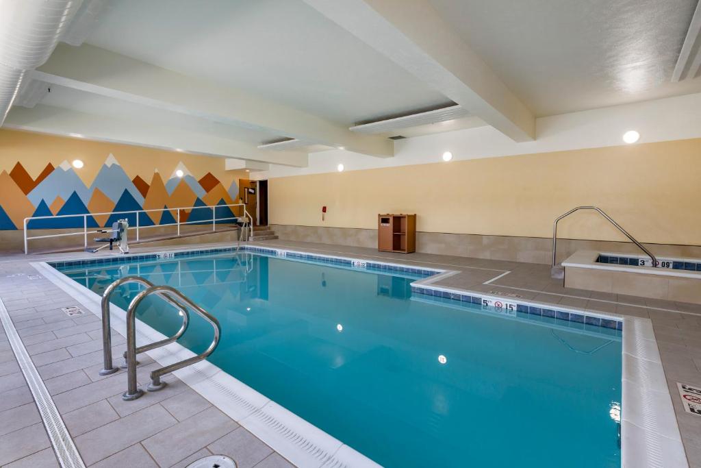 米苏拉米苏拉汉普顿酒店的大楼内的大型游泳池