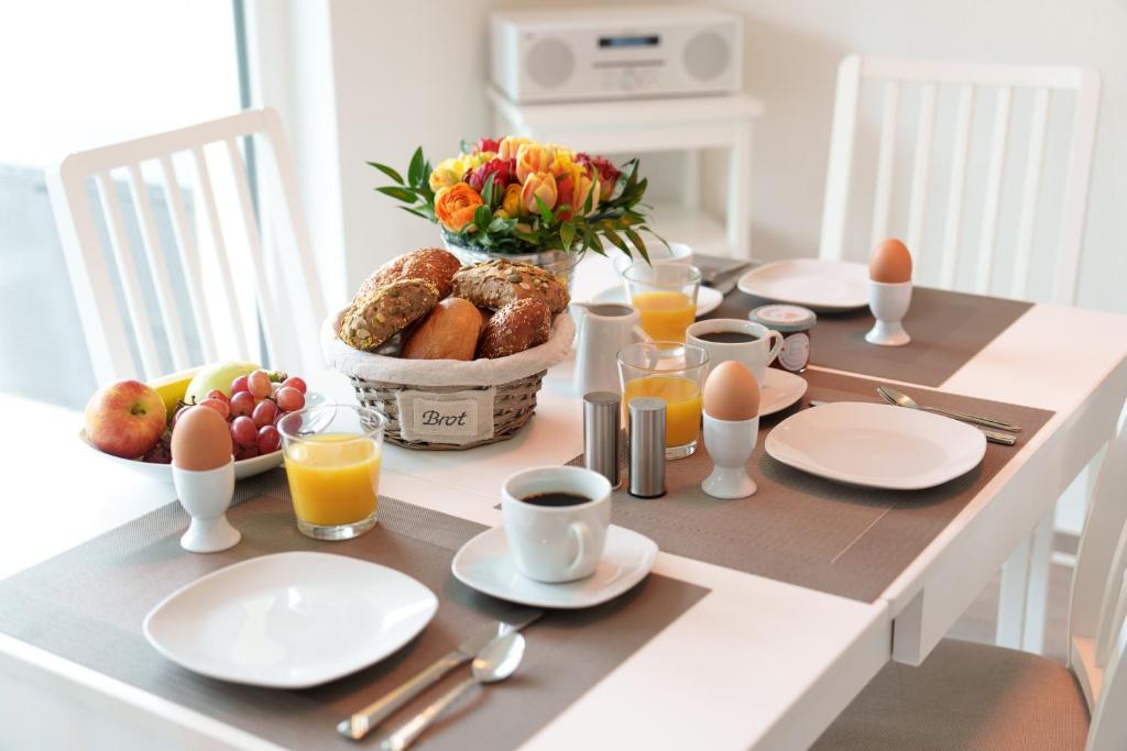 格拉尔-米里茨Ferienwohnung Kleine Auszeit的早餐桌,包括早餐食品和橙汁
